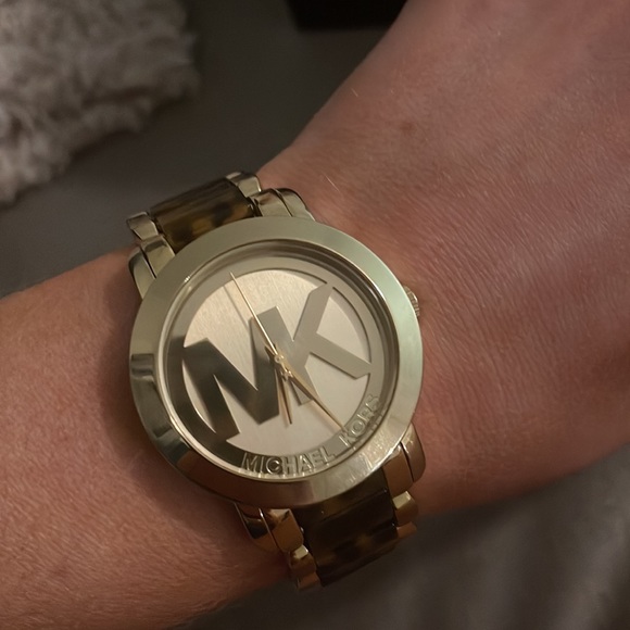 Michael Kors tortoise shell watch with gold hardware - Picture 5 of 6